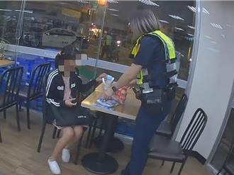 女童深夜独坐超商 泪崩原因曝光！暖警父爱爆发陪返家