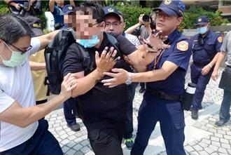 獨》身份曝光！曾北檢升黨旗、農業部丟蛋 今又跑憲法法庭潑黑漆