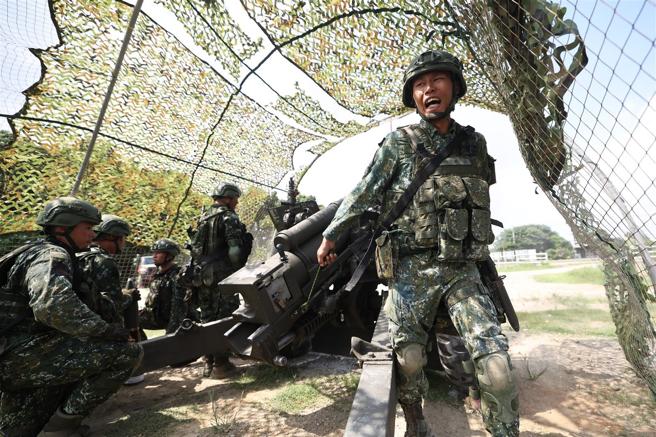 陆军装甲第584旅炮兵营基地营教练昨日实施105榴炮实弹射击，官兵在烈日高温下，完成弹药装填等联合操作，然后实施射击；炮弹伴随巨大声响由炮管射出，命中目标区，展现扎实的基训成效。（记者黄迪明摄）