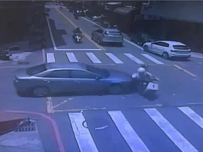 彰化市民生路与太平街口19日发生轿车与机车碰撞事故，造成机车骑士与乘客月手脚擦伤。（民眾提供／孙英哲彰化传真）