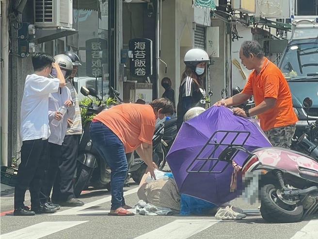 彰化市民生路与太平街口19日发生轿车与机车碰撞事故，路人及附近居民见机穿着短裙的机车女乘客跌坐在地，纷纷上前关心及为她做好全套防护措施。（民眾提供／孙英哲彰化传真）