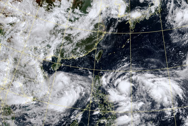 氣象粉專表示，準颱風登陸台灣的機率「中偏低」，但暴風圈有機會擦過東部和北部海域，甚至觸陸。（中央氣象署提供）
