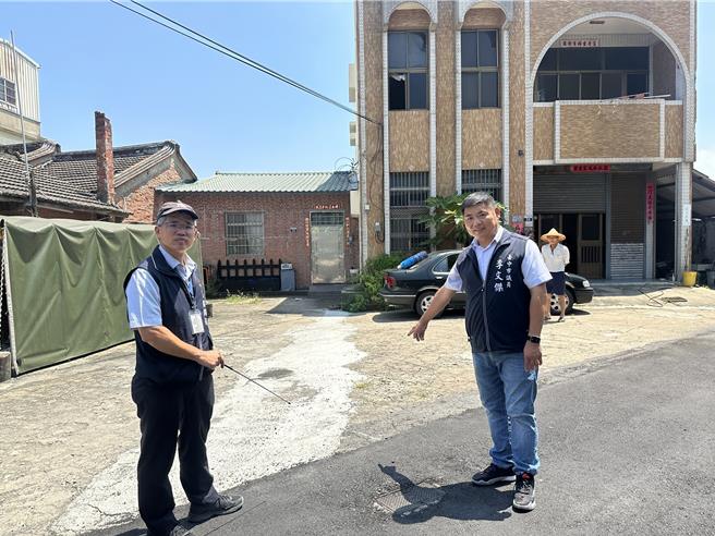 市議員李文傑（右)關心大甲居民生活，爭取自來水延管及道路復平工程，近日已完工。（市議員李文傑提供／陳淑娥台中傳真）