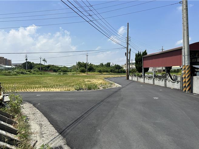 市議員李文傑（右)關心大甲居民生活，爭取自來水延管及道路復平工程，近日已完工。（市議員李文傑提供／陳淑娥台中傳真）