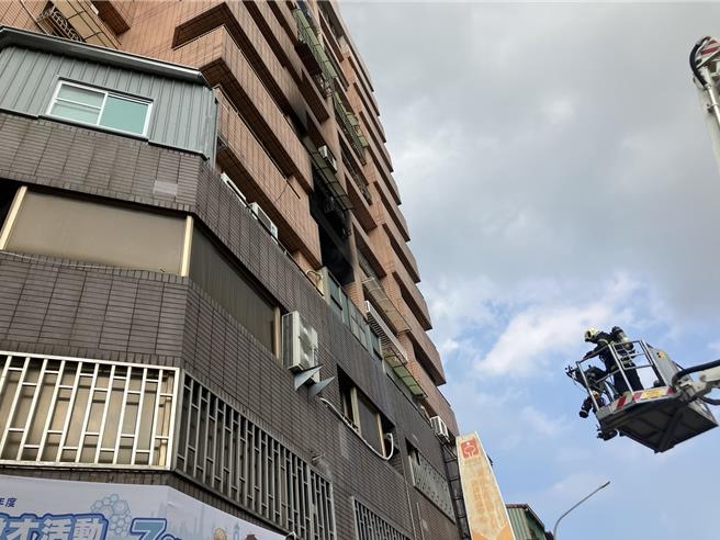 高雄凤山一处住宅大楼阳台冷气起火，警消前往抢救所幸无人伤亡。（消防队提供／任义宇高雄传真）