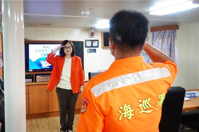 海洋委員會主委管碧玲（左）20日透過臉書貼文分享我國與日本於今年5月8日對於蘇澳籍「大昇益」漁船聯合救援的例子，圖為她於今年6月21日向巡護九號遠航任務人員致敬。（摘自管碧玲臉書／林瑞益高雄傳真）