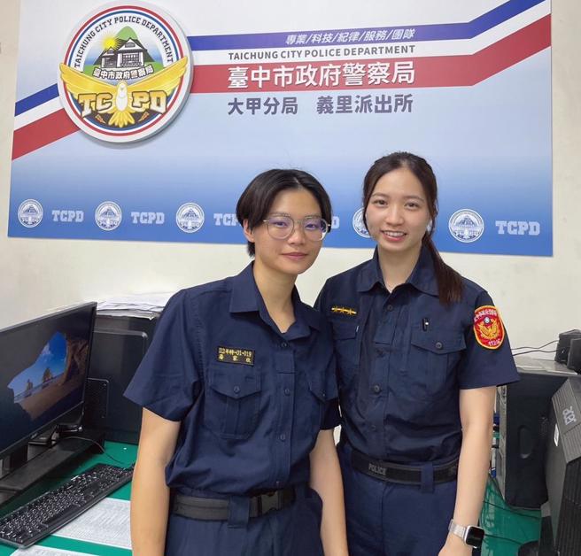 潘姓女实习生（左）上台宣导防诈，要长者切记防诈3步骤，获得长辈满堂彩。（警方提供）