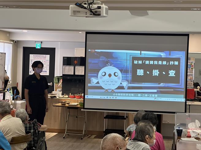 潘姓女实习生上台宣导防诈，要长者切记防诈3步骤，获得长辈满堂彩。（警方提供）