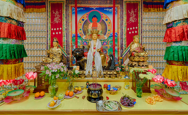 台南市永康區公所辦理納骨塔約僱人員招考，首度納入祈福擲筊，由地藏王菩薩親自「面試」未來的工作夥伴。(圖:shutterstock/達志)