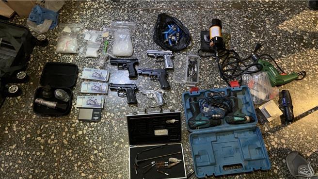 新北市警察局近日破獲一宗重大毒品及槍械案件，逮捕2名嫌犯並查獲大量證物。（新莊警分局提供）