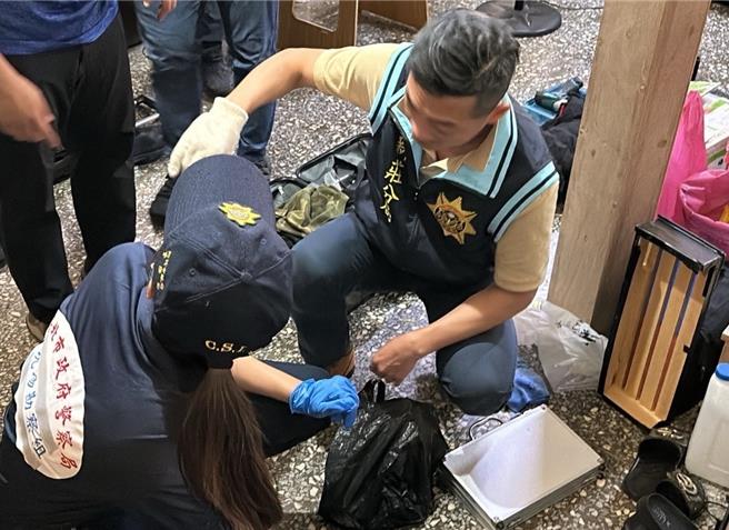 新北市警察局近日破獲一宗重大毒品及槍械案件，逮捕2名嫌犯並查獲大量證物。（新莊警分局提供）