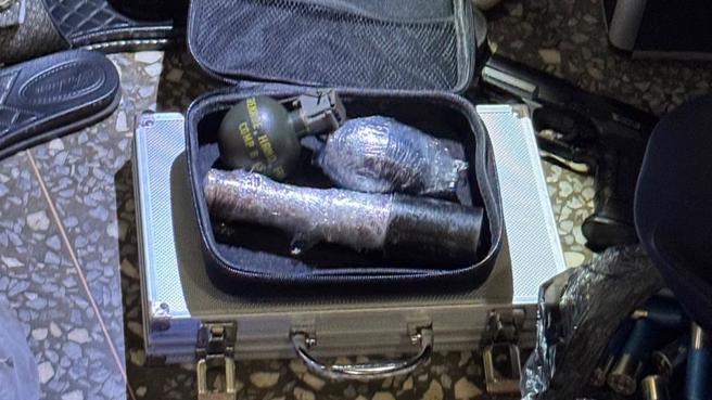 新北市警察局近日破獲一宗重大毒品及槍械案件，逮捕2名嫌犯並查獲大量證物，其中還有手榴彈3顆。（新莊警分局提供）