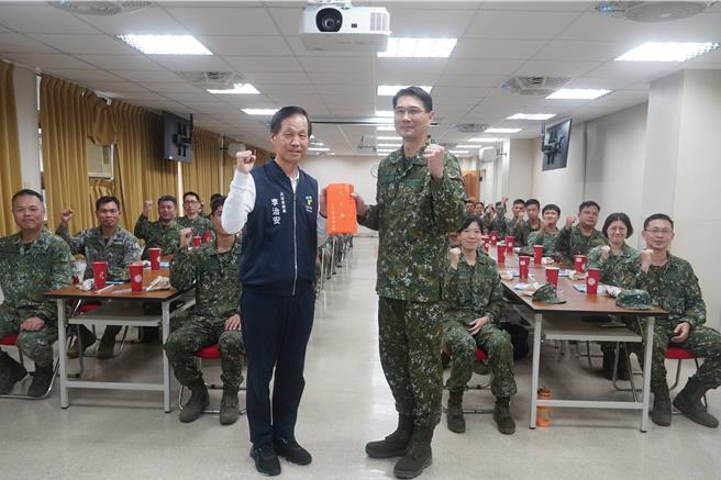 台北市政府兵役局李治安局長在台北市軍人服務站范專員陪同下，19日下午前往水源營區，為正在準備即將於20日辦理113年度第2梯次教育召集的憲兵訓練中心官兵們加油打氣。（兵役局提供／丁上程台北傳真）