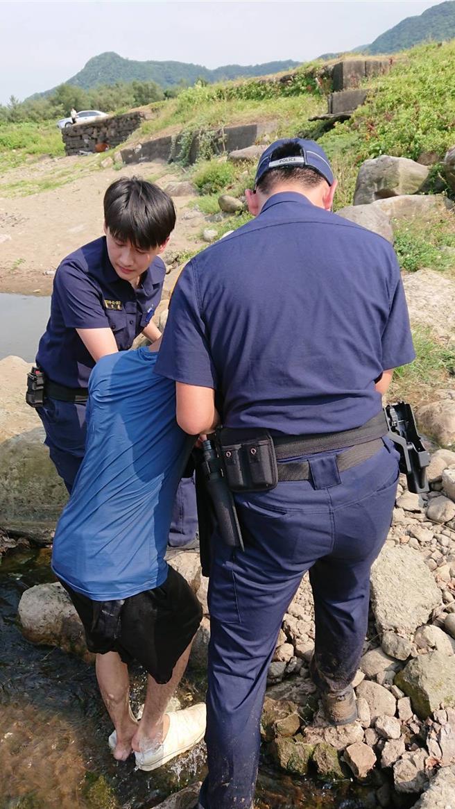 2男见警方盘查，情急之下跳海，但10多分后体力不支上岸被捕。（金山警分局提供）
