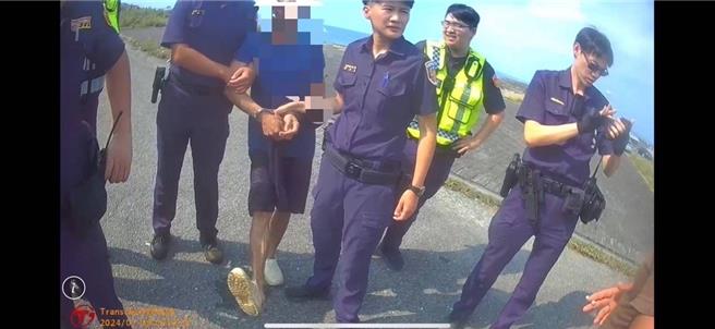 2男见警方盘查，情急之下跳海，但10多分后体力不支上岸被捕。（金山警分局提供）