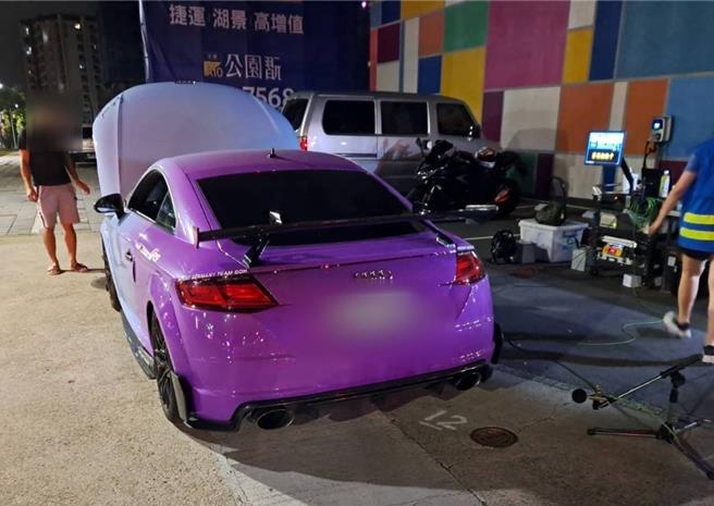價值逾兩百萬奧迪TT雙門跑車，因噪音超標，嚴重擾寧，環保局也當場祭出新臺幣3600元罰單重罰，並通知限期改善。（蘆竹警分局提供）
