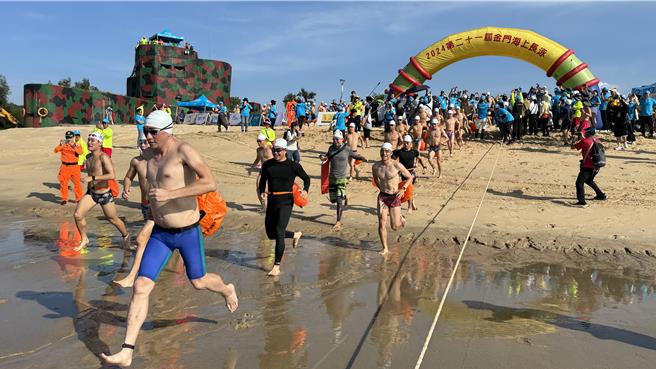 2024「第21屆金門海上長泳」延續去年「從新出發」，今（20日）上午7時30分在烈嶼鄉習山湖公園海灣盛大登場。（于家麒攝）