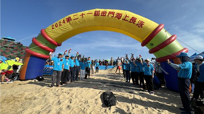 2024「第21屆金門海上長泳」延續去年「從新出發」，今（20日）上午7時30分在烈嶼鄉習山湖公園海灣盛大登場。（于家麒攝）
