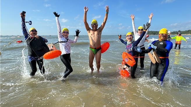 2024「第21屆金門海上長泳」延續去年「從新出發」，今（20日）上午7時30分在烈嶼鄉習山湖公園海灣盛大登場。（于家麒攝）