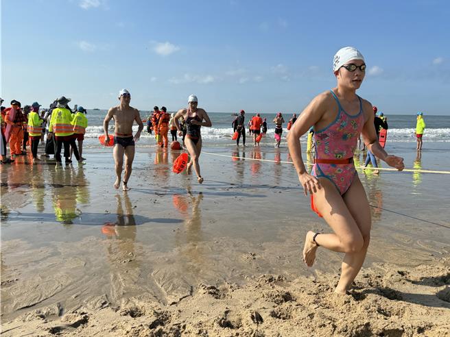 2024「第21屆金門海上長泳」延續去年「從新出發」，今（20日）上午7時30分在烈嶼鄉習山湖公園海灣盛大登場。（于家麒攝）