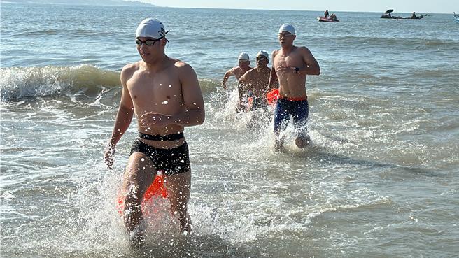 2024「第21屆金門海上長泳」延續去年「從新出發」，今（20日）上午7時30分在烈嶼鄉習山湖公園海灣盛大登場。（于家麒攝）
