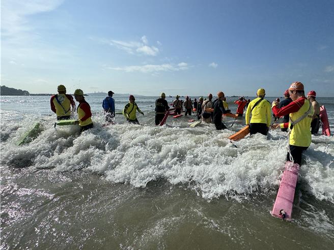 2024「第21屆金門海上長泳」延續去年「從新出發」，今（20日）上午7時30分在烈嶼鄉習山湖公園海灣盛大登場。（于家麒攝）