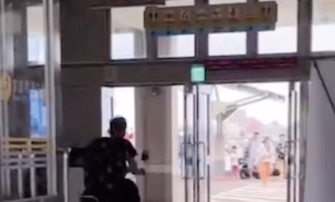 屁孩「嘴叼菸、不戴安全帽」騎機車穿梭遊客中心，還拍片上網炫耀，澎管處要追究。（翻攝臉書澎湖交通觀察日誌／許逸民澎湖傳真）