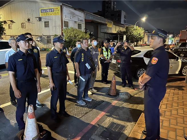 龜山警分局19日晚間10時執行保護兒童及少年措施擴大臨檢。（龜山警分局提供）