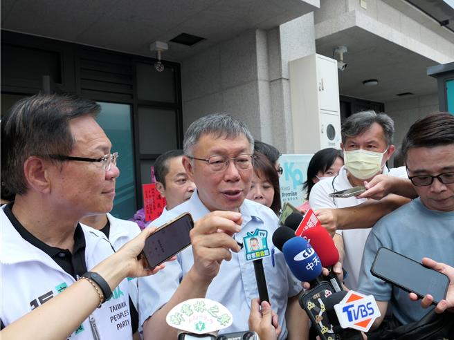 民眾黨主席柯文哲（前左二）20日參加雲林縣黨部揭牌典禮，表示以後立法院三讀通過的法律，只要送憲法法庭然後宣告暫停處分，等到判決以後再處理，此例一開將不可收拾，憲法法庭變成民進黨的側翼。（張朝欣攝）