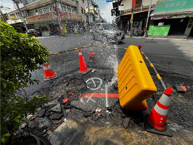 彰化縣員林市員水路、山腳路口，20日凌晨1點左右在進行鋪路工程時，工程單位不慎挖破水管現場有如1座小型噴泉。（民眾提供／孫英哲彰化傳真）