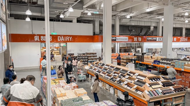 好市多熱賣的義大利微甜白酒特價，有會員一口氣買了30箱。（楊雅婷攝）★《中時新聞網》關心您：飲酒過量，有礙健康。酒後不開車，安全有保障！