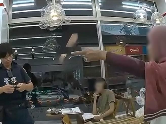 帽T女見警方到場，對警方嚷著「叫你們主管來」。（民眾提供／孫英哲彰化傳真）