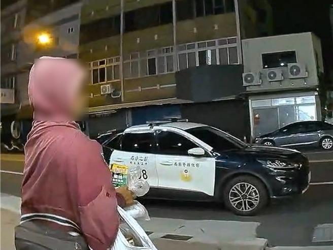 警方發揮機智，以話術成功引導帽T女離開超商。（民眾提供／孫英哲彰化傳真）