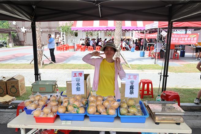 2024三湾水梨节「揪嬉三湾金梨HIGH」20日上午在三湾乡公所广场登场，现场展售优质水梨。（谢明俊摄）
