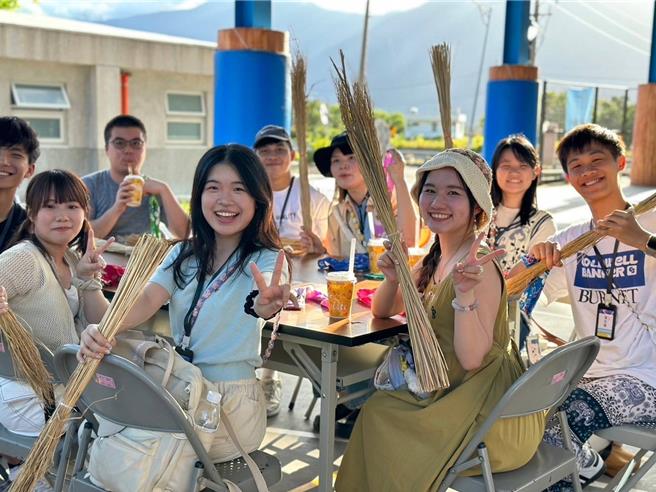 「2024港澳青年台东知性之旅」于19日至23日开航。图为学员进行「稻香捶」手作体验。（策进会提供）