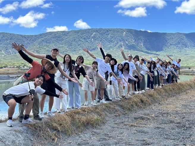 「2024港澳青年台东知性之旅」于19日至23日开航。图为学员在金城武树旁田梗合影。（策进会提供）