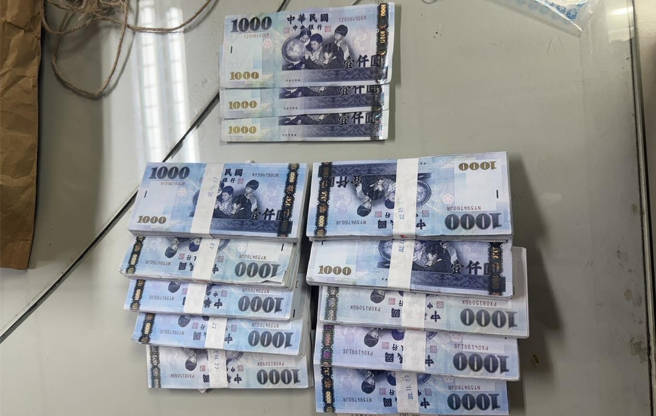 警方逮捕未成年及39岁车手，图为当做诱饵的99万元。（警方提供）