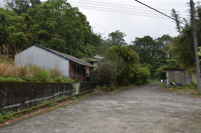 苗栗县南庄乡通往狮头山劝化堂苗20线旁，原有旧台阳煤矿矿址，多年前由金姓韩国人买下。（谢明俊摄）