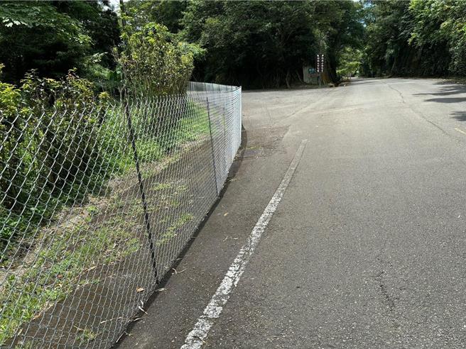 苗栗县南庄乡通往狮头山劝化堂苗20线旁原有旧台阳煤矿矿址，多年前由金姓韩国人买下，近日架设铁丝网已危害交通安全。（翻摄自徐运金脸书／谢明俊苗栗传真）