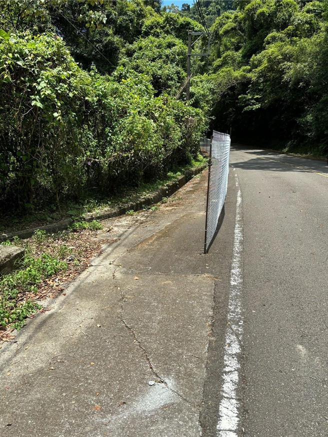 苗栗县南庄乡通往狮头山劝化堂苗20线旁原有旧台阳煤矿矿址，多年前由金姓韩国人买下，近日架设铁丝网已危害交通安全。（翻摄自徐运金脸书／谢明俊苗栗传真）