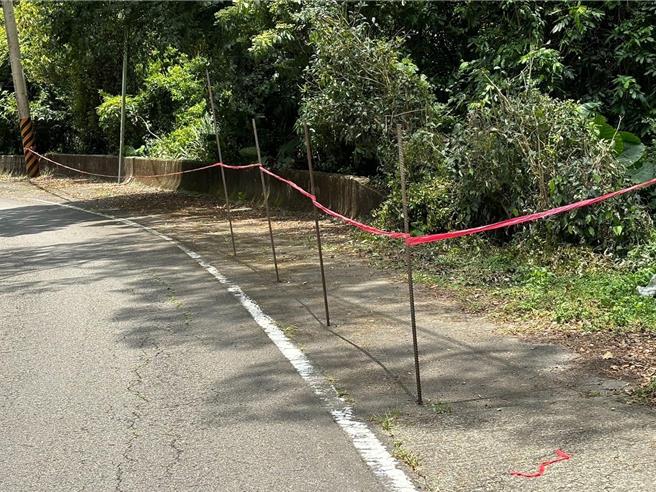 苗栗县南庄乡通往狮头山劝化堂苗20线旁原有旧台阳煤矿矿址，多年前由金姓韩国人买下，近日架设钢筋已危害交通安全。（翻摄自徐运金脸书／谢明俊苗栗传真）