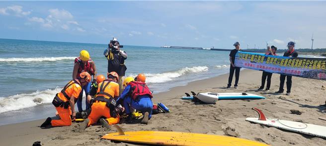 苗栗縣政府消防局20日在竹南鎮假日之森舉辦海域海岸救災救援演練。（苗栗縣政府消防局提供／謝明俊苗栗傳真）