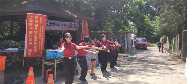 苗栗縣政府消防局20日在竹南鎮假日之森舉辦海域海岸救災救援演練。（苗栗縣政府消防局提供／謝明俊苗栗傳真）