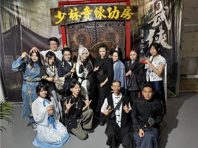 台灣首次的《武俠百年文化展》，開幕晚會COSPLAY團體熱鬧響應。（中華武俠文學學會提供／李怡芸台北傳真）