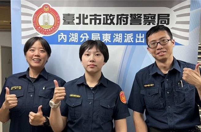 特考实习生郑宇荞(左)、警员张佳瑀(中)、唐志成(右)协助老翁安全返家。(翻摄照片／林郁平台北传真）