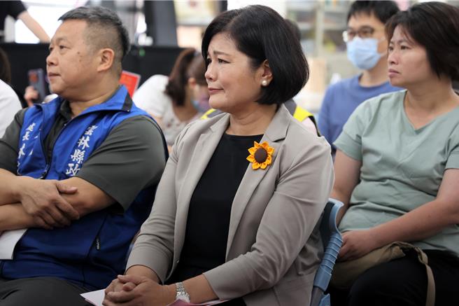 云林县政府20日在斗六市长平社区活动中心举办身心障碍家庭照顾者「慈爱奖」表扬活动，播放10位受奖人的照顾故事影片时，云林县长张丽善（前中）深受感动不断拭泪。（云林县政府提供／张朝欣云林传真）