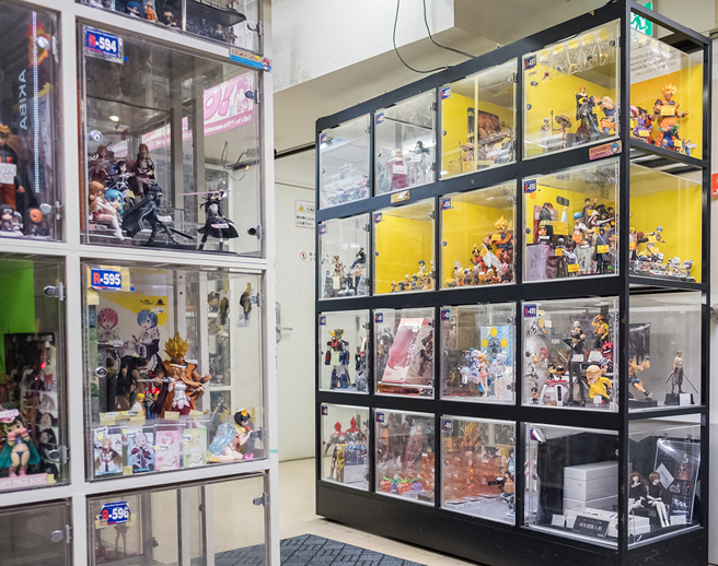 老婆痛批丈夫玩公仔沒出息，聯手雙方父母砸爛整屋子的二次元模型。(圖:shutterstock/達志)