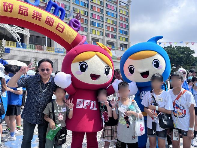 科技大厂硅品精密工业公司举办硅品乐园日活动，邀请彰化家扶的小朋友畅游丽宝乐园。（彰化家扶提供／孙英哲彰化传真）