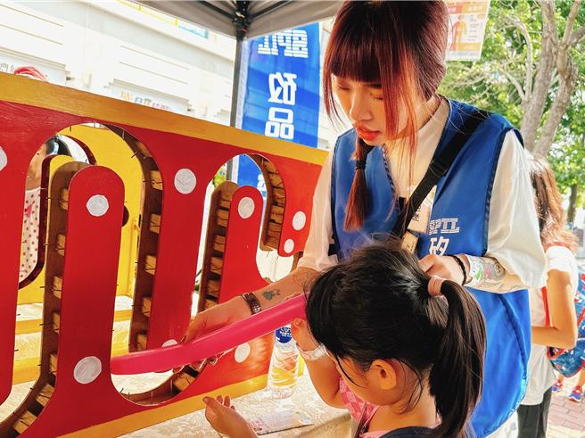 科技大厂硅品精密工业公司举办硅品乐园日活动，邀请彰化家扶的小朋友畅游丽宝乐园。（彰化家扶提供／孙英哲彰化传真）