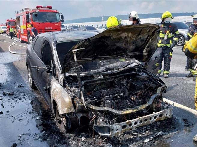 车头遭火势吞没烧毁。（民眾提供／潘虹恩台中传真）